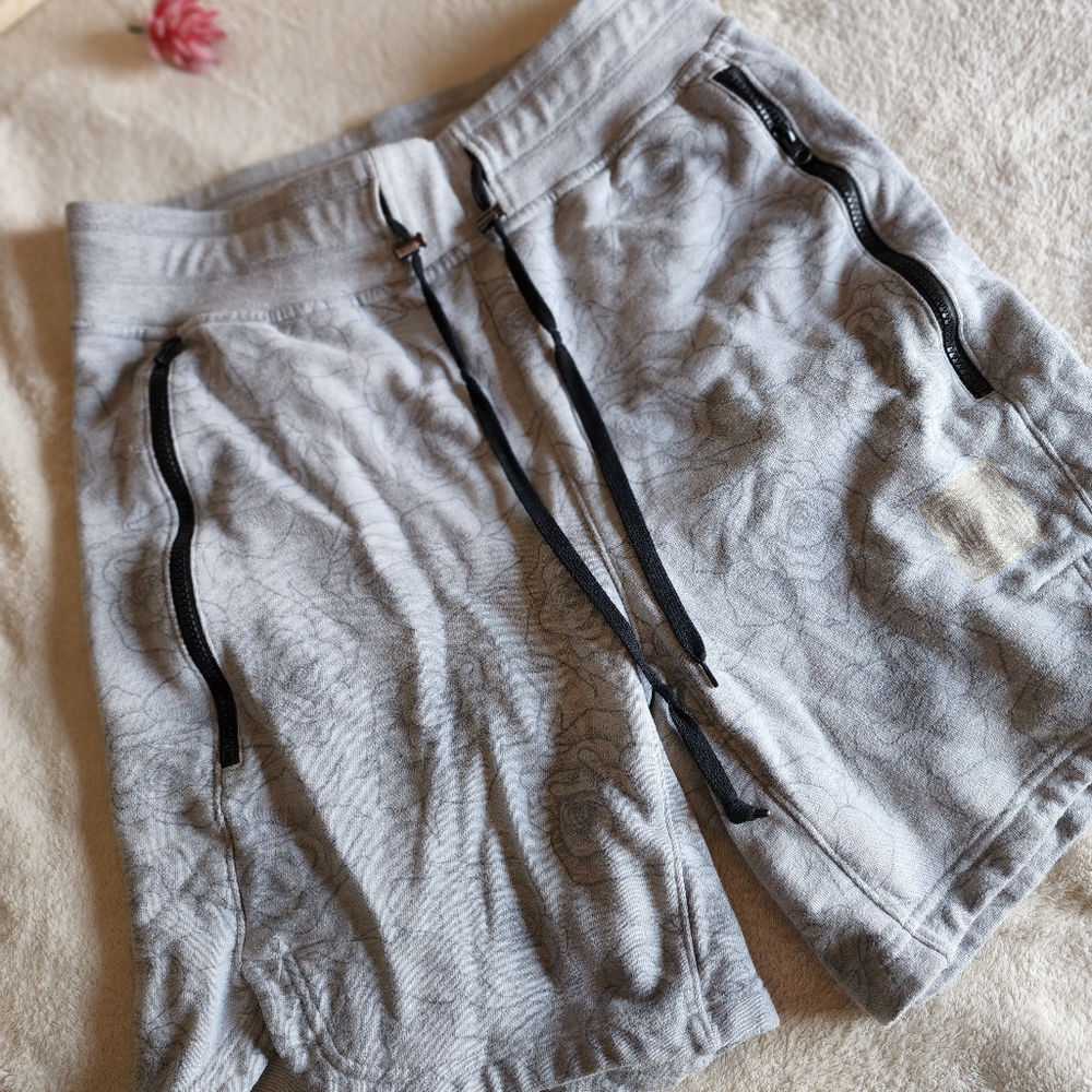 🌻3/$20🌻Mens grey rose pattern shorts